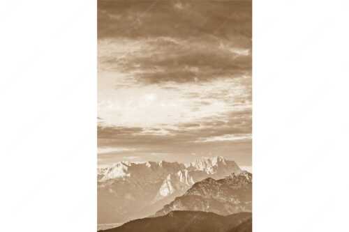 Blick über Garmisch-Partenkirchen und Kramer zum Zugspitzmassiv - Der Himmel tut sich auf - Seitenverhältnis 2:3 - Garmisch-Partenkirchen mit Wetterstein - weitere Infos unter https://www.kriner-weiermann.de