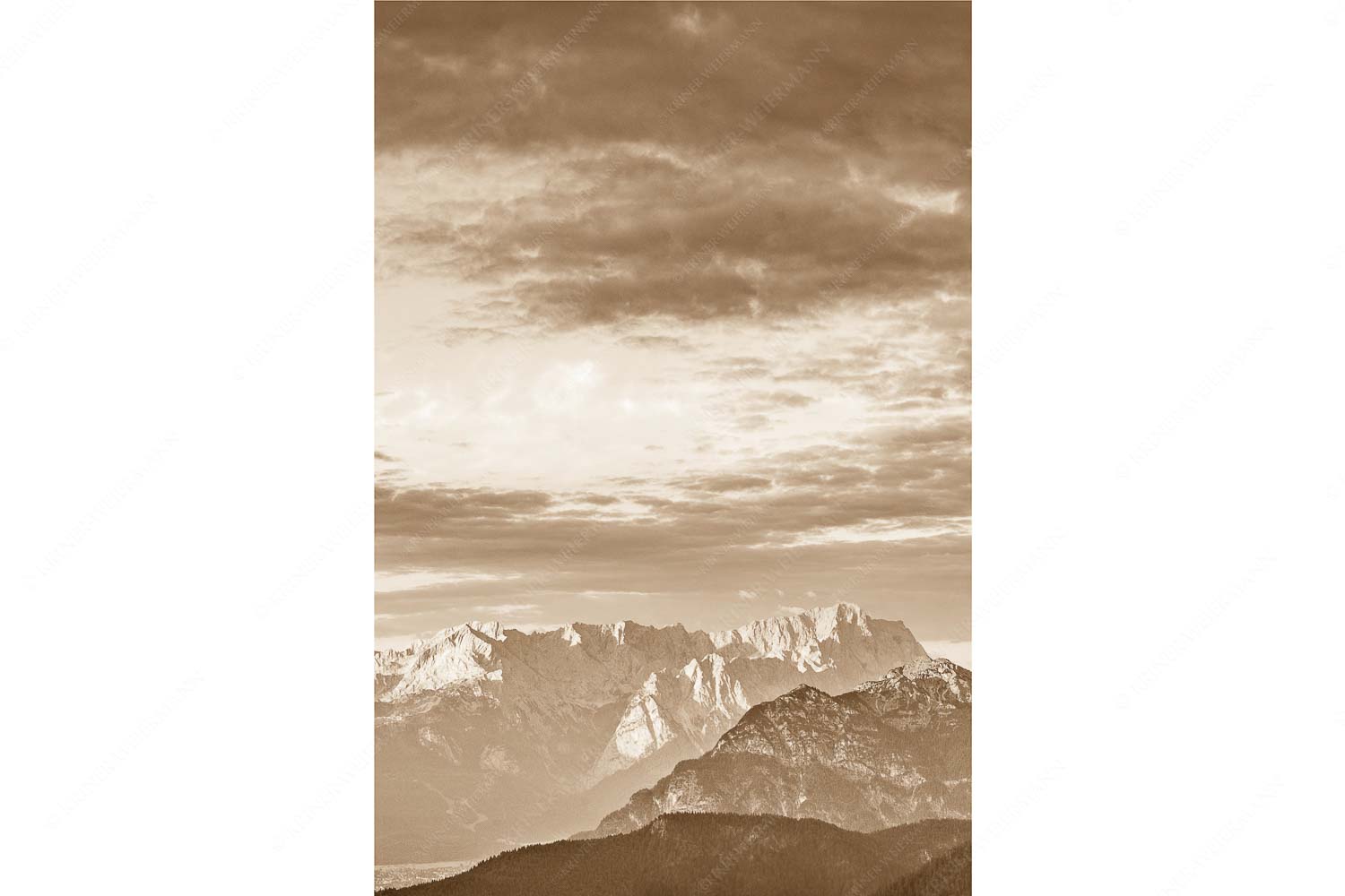 Der Himmel tut sich auf – Seitenverhältnis 2:3 — Garmisch-Partenkirchen mit Wetterstein Blick über Garmisch-Partenkirchen und Kramer zum Zugspitzmassiv