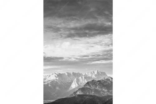 Blick über Garmisch-Partenkirchen und Kramer zum Zugspitzmassiv - Der Himmel tut sich auf - Seitenverhältnis 2:3 - Garmisch-Partenkirchen mit Wetterstein - weitere Infos unter https://www.kriner-weiermann.de