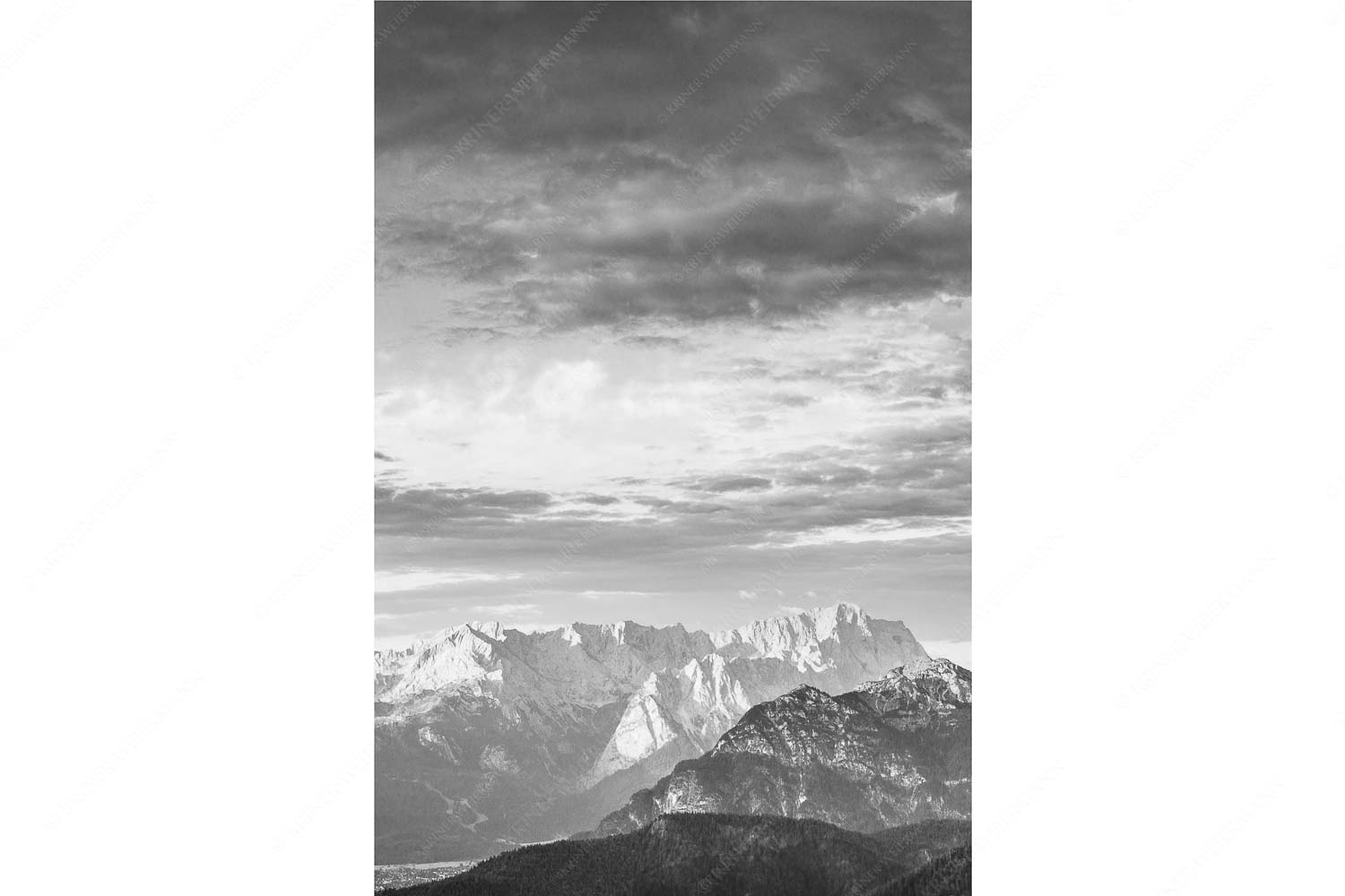 Der Himmel tut sich auf – Seitenverhältnis 2:3 — Garmisch-Partenkirchen mit Wetterstein Blick über Garmisch-Partenkirchen und Kramer zum Zugspitzmassiv