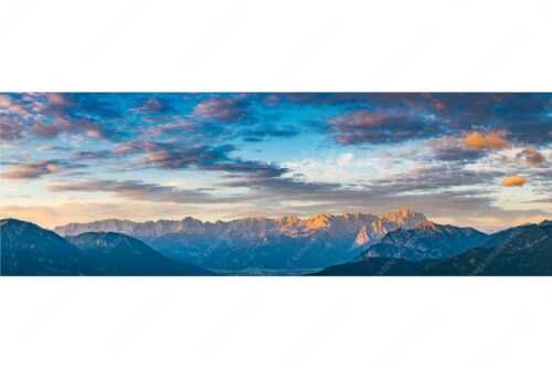 Blick über Garmisch-Partenkirchen und Kramer zum Zugspitzmassiv - Der Himmel tut sich auf - Seitenverhältnis 3:1 - Garmisch-Partenkirchen mit Wetterstein - weitere Infos unter https://www.kriner-weiermann.de