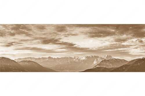 Blick über Garmisch-Partenkirchen und Kramer zum Zugspitzmassiv - Der Himmel tut sich auf - Seitenverhältnis 3:1 - Garmisch-Partenkirchen mit Wetterstein - weitere Infos unter https://www.kriner-weiermann.de