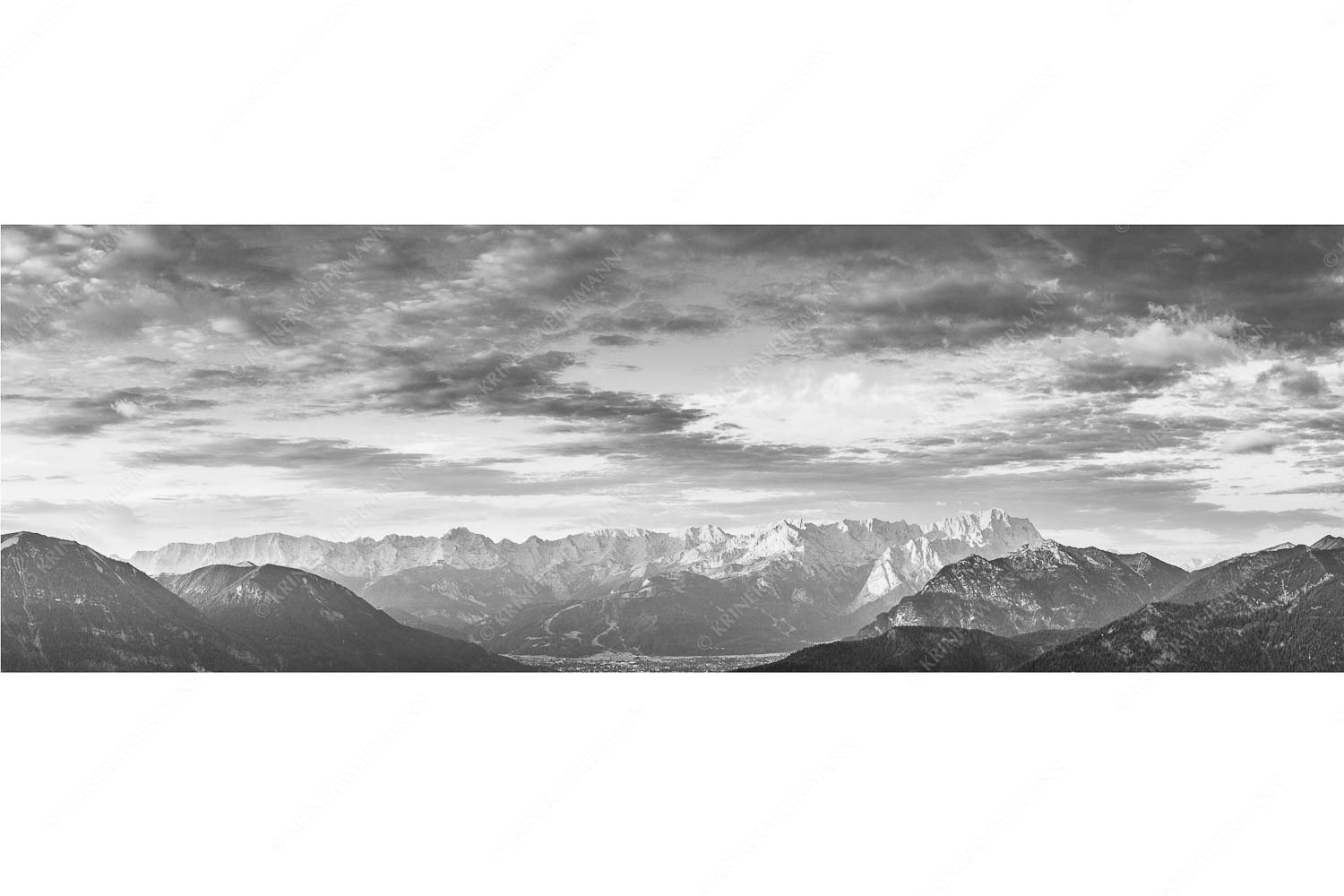 Der Himmel tut sich auf – Seitenverhältnis 3:1 — Garmisch-Partenkirchen mit Wetterstein Blick über Garmisch-Partenkirchen und Kramer zum Zugspitzmassiv
