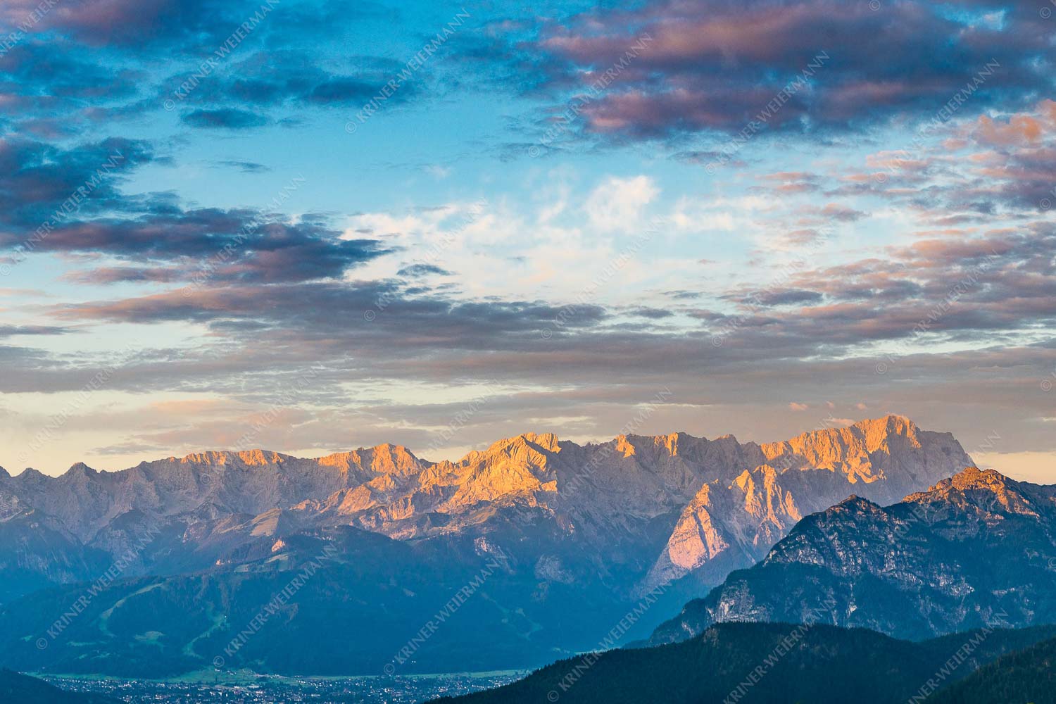 Der Himmel tut sich auf – Seitenverhältnis 3:2 — Garmisch-Partenkirchen mit Wetterstein Blick über Garmisch-Partenkirchen und Kramer zum Zugspitzmassiv