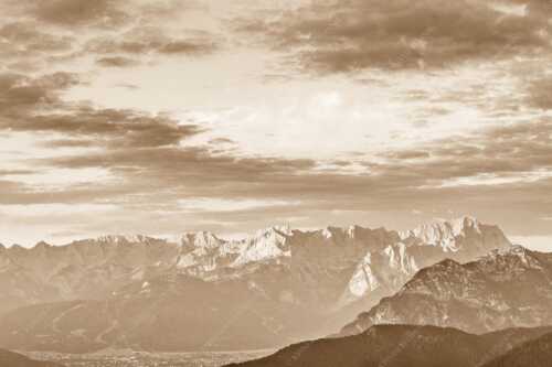 Blick über Garmisch-Partenkirchen und Kramer zum Zugspitzmassiv - Der Himmel tut sich auf - Seitenverhältnis 3:2 - Garmisch-Partenkirchen mit Wetterstein - weitere Infos unter https://www.kriner-weiermann.de