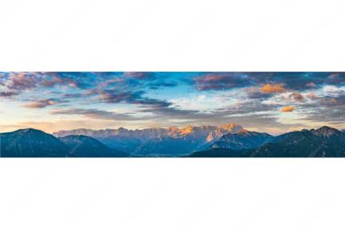 Blick über Garmisch-Partenkirchen und Kramer zum Zugspitzmassiv - Der Himmel tut sich auf - Seitenverhältnis 4:1 - Garmisch-Partenkirchen mit Wetterstein - weitere Infos unter https://www.kriner-weiermann.de