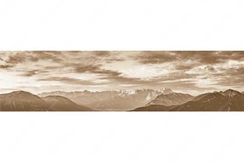 Blick über Garmisch-Partenkirchen und Kramer zum Zugspitzmassiv - Der Himmel tut sich auf - Seitenverhältnis 4:1 - Garmisch-Partenkirchen mit Wetterstein - weitere Infos unter https://www.kriner-weiermann.de
