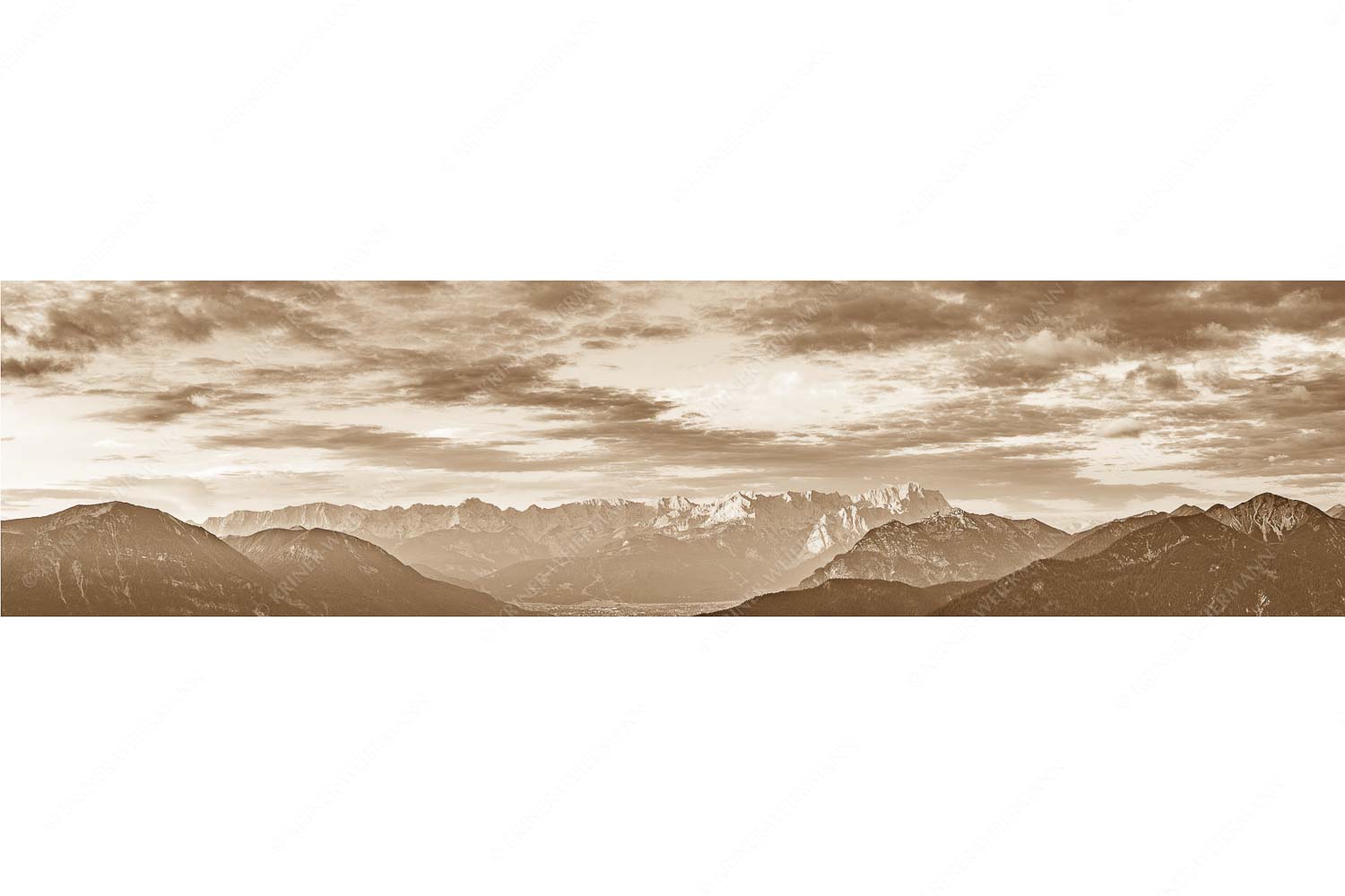 Der Himmel tut sich auf – Seitenverhältnis 4:1 — Garmisch-Partenkirchen mit Wetterstein Blick über Garmisch-Partenkirchen und Kramer zum Zugspitzmassiv