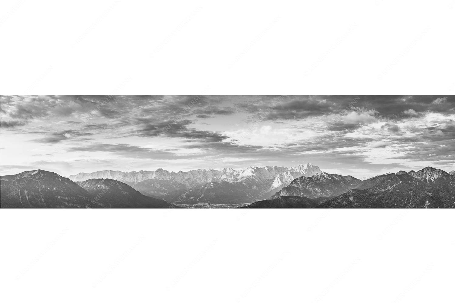 Der Himmel tut sich auf – Seitenverhältnis 4:1 — Garmisch-Partenkirchen mit Wetterstein Blick über Garmisch-Partenkirchen und Kramer zum Zugspitzmassiv