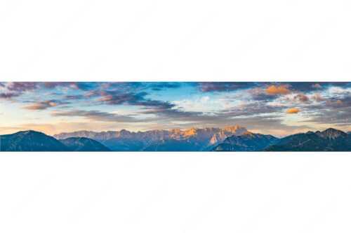 Blick über Garmisch-Partenkirchen und Kramer zum Zugspitzmassiv - Der Himmel tut sich auf - Seitenverhältnis 5:1 - Garmisch-Partenkirchen mit Wetterstein - weitere Infos unter https://www.kriner-weiermann.de