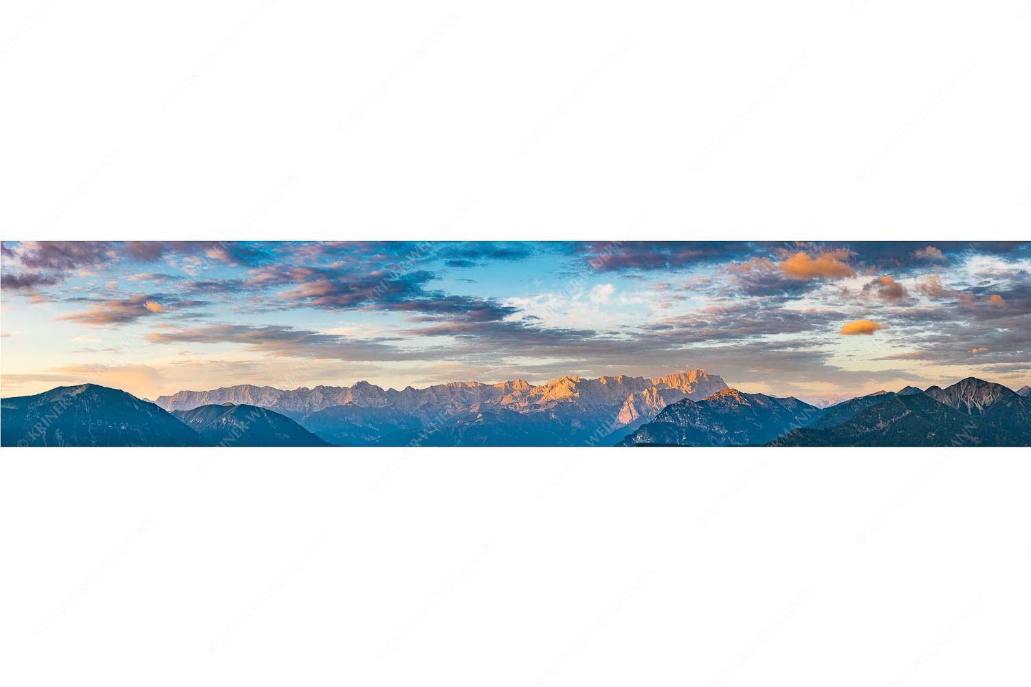 Der Himmel tut sich auf – Seitenverhältnis 5:1 — Garmisch-Partenkirchen mit Wetterstein Blick über Garmisch-Partenkirchen und Kramer zum Zugspitzmassiv