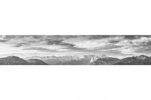 Blick über Garmisch-Partenkirchen und Kramer zum Zugspitzmassiv - Der Himmel tut sich auf - Seitenverhältnis 5:1 - Garmisch-Partenkirchen mit Wetterstein - weitere Infos unter https://www.kriner-weiermann.de