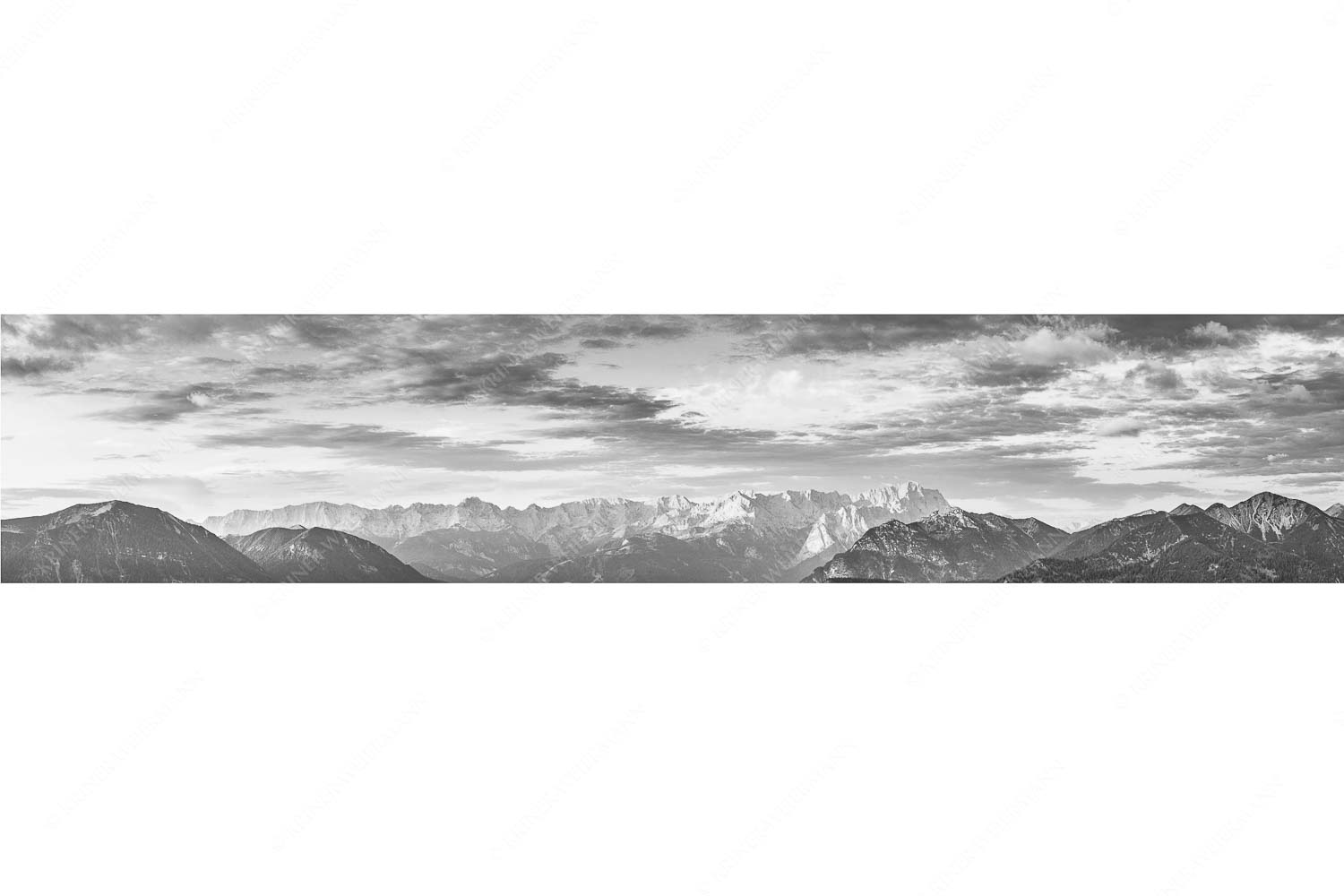 Der Himmel tut sich auf – Seitenverhältnis 5:1 — Garmisch-Partenkirchen mit Wetterstein Blick über Garmisch-Partenkirchen und Kramer zum Zugspitzmassiv