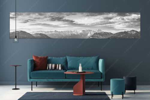 Blick über Garmisch-Partenkirchen und Kramer zum Zugspitzmassiv - Der Himmel tut sich auf - Größe ca. 350x70cm, Seitenverhältnis 5:1 - Garmisch-Partenkirchen mit Wetterstein - weitere Infos unter https://www.kriner-weiermann.de