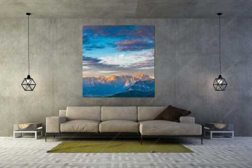 Blick über Garmisch-Partenkirchen und Kramer zum Zugspitzmassiv - Der Himmel tut sich auf - Größe ca. 160x160cm, Seitenverhältnis 1:1 - Garmisch-Partenkirchen mit Wetterstein - weitere Infos unter https://www.kriner-weiermann.de