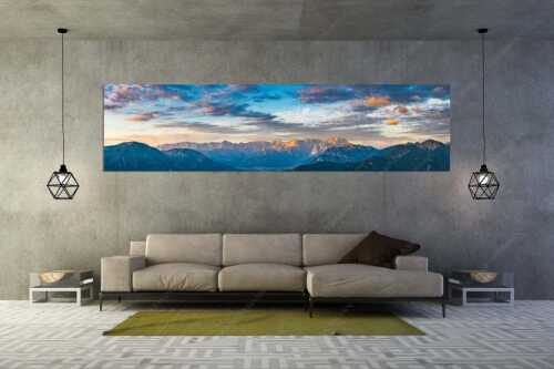 Blick über Garmisch-Partenkirchen und Kramer zum Zugspitzmassiv - Der Himmel tut sich auf - Größe ca. 320x80cm, Seitenverhältnis 4:1 - Garmisch-Partenkirchen mit Wetterstein - weitere Infos unter https://www.kriner-weiermann.de
