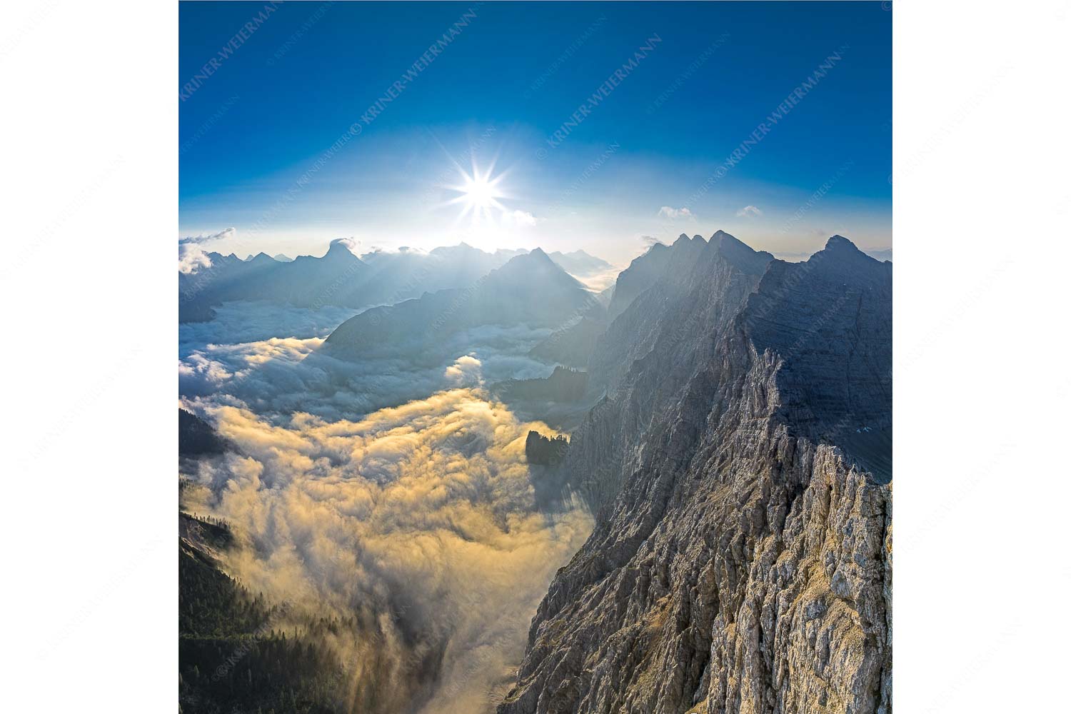 Bergsteiger auf dem Gipfel der Kaskarspitze blickt ins Karwendelgebirge - Der Mensch ist klein - Seitenverhältnis 1:1 - Kaskarspitze im Karwendel - weitere Infos unter https://www.kriner-weiermann.de