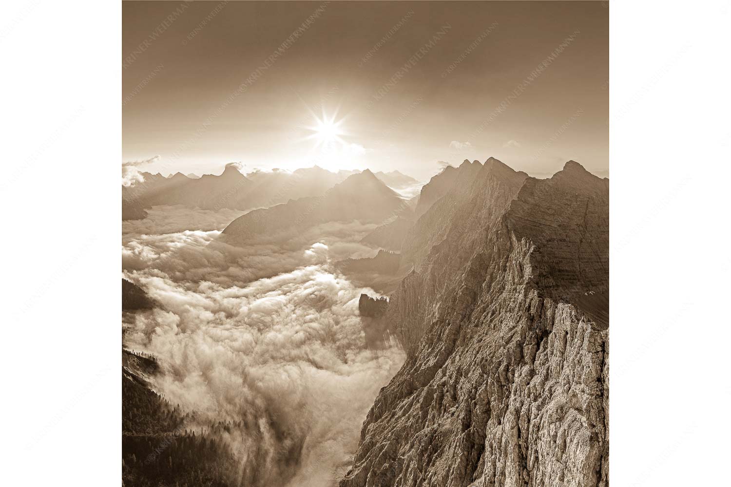 Der Mensch ist klein – Seitenverhältnis 1:1 — Kaskarspitze im Karwendel Bergsteiger auf dem Gipfel der Kaskarspitze blickt ins Karwendelgebirge