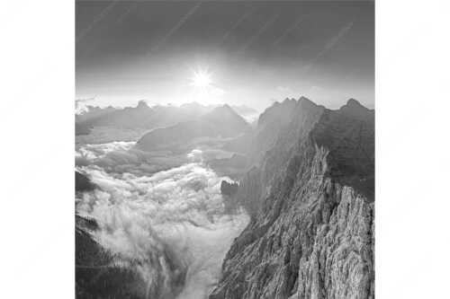 Bergsteiger auf dem Gipfel der Kaskarspitze blickt ins Karwendelgebirge - Der Mensch ist klein - Seitenverhältnis 1:1 - Kaskarspitze im Karwendel - weitere Infos unter https://www.kriner-weiermann.de