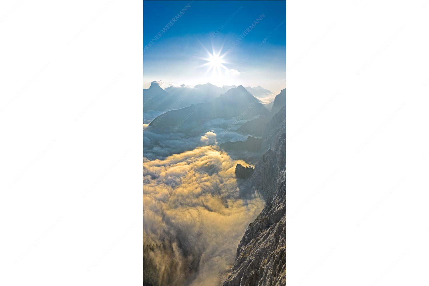 Bergsteiger auf dem Gipfel der Kaskarspitze blickt ins Karwendelgebirge