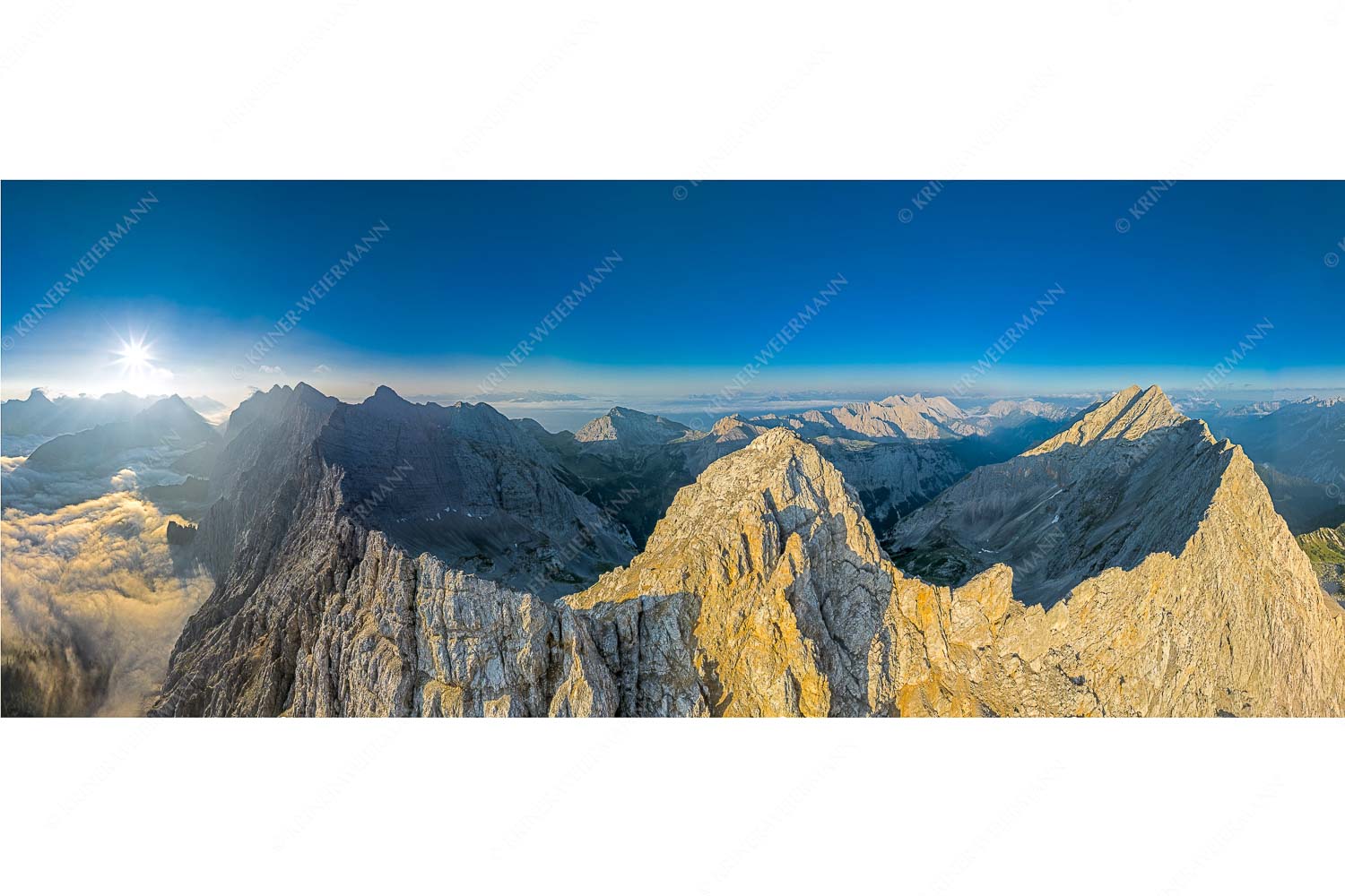Der Mensch ist klein – Seitenverhältnis 2,5:1 — Kaskarspitze im Karwendel Bergsteiger auf dem Gipfel der Kaskarspitze blickt ins Karwendelgebirge