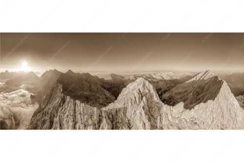 Bergsteiger auf dem Gipfel der Kaskarspitze blickt ins Karwendelgebirge - Der Mensch ist klein - Seitenverhältnis 2,5:1 - Kaskarspitze im Karwendel - weitere Infos unter https://www.kriner-weiermann.de