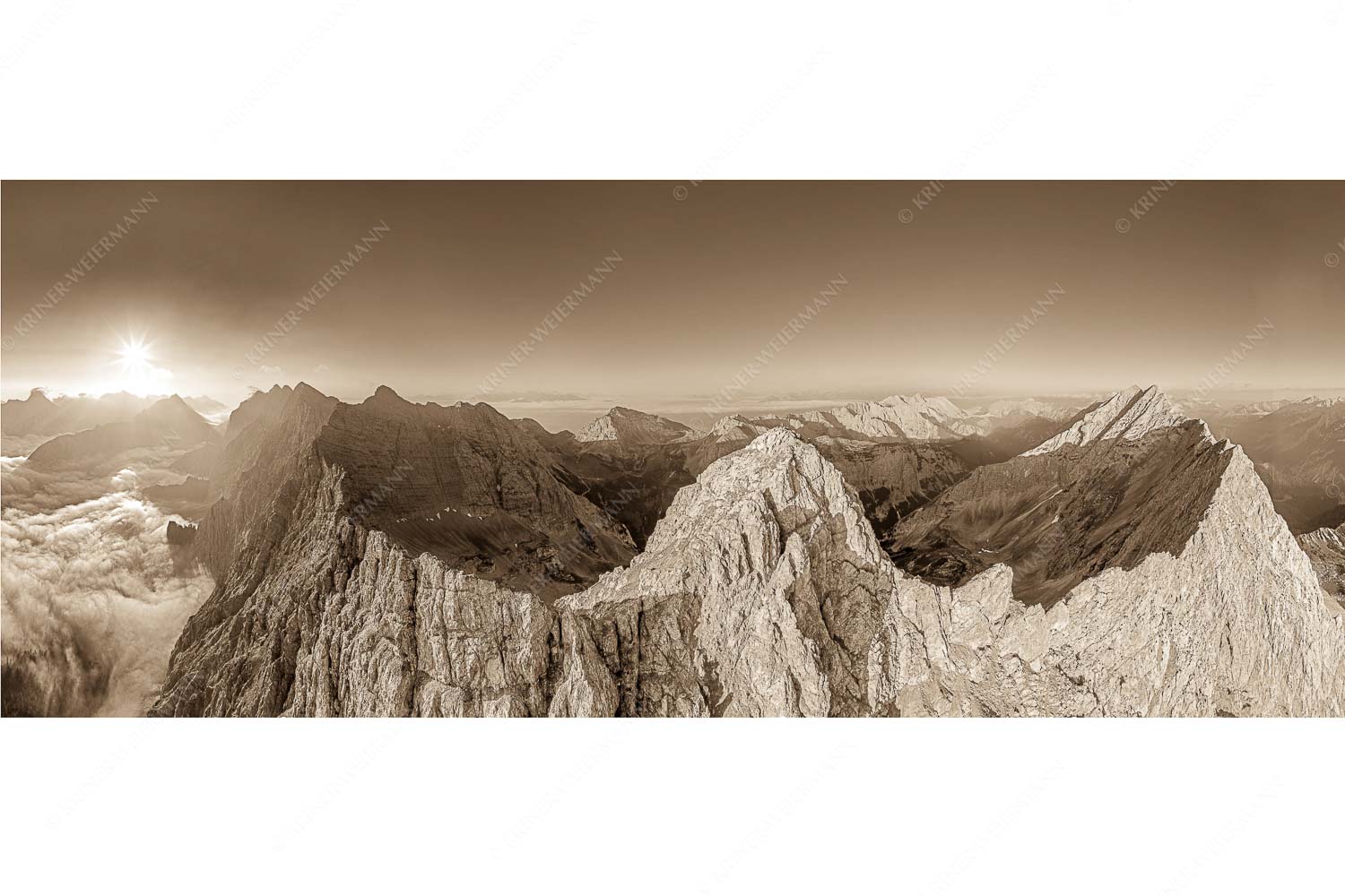 Der Mensch ist klein – Seitenverhältnis 2,5:1 — Kaskarspitze im Karwendel Bergsteiger auf dem Gipfel der Kaskarspitze blickt ins Karwendelgebirge