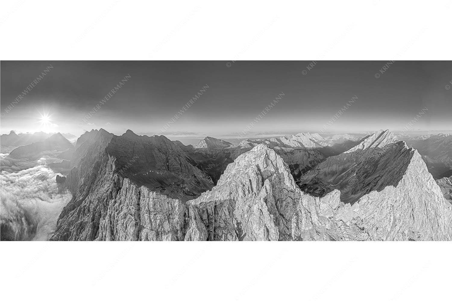 Bergsteiger auf dem Gipfel der Kaskarspitze blickt ins Karwendelgebirge - Der Mensch ist klein - Seitenverhältnis 2,5:1 - Kaskarspitze im Karwendel - weitere Infos unter https://www.kriner-weiermann.de