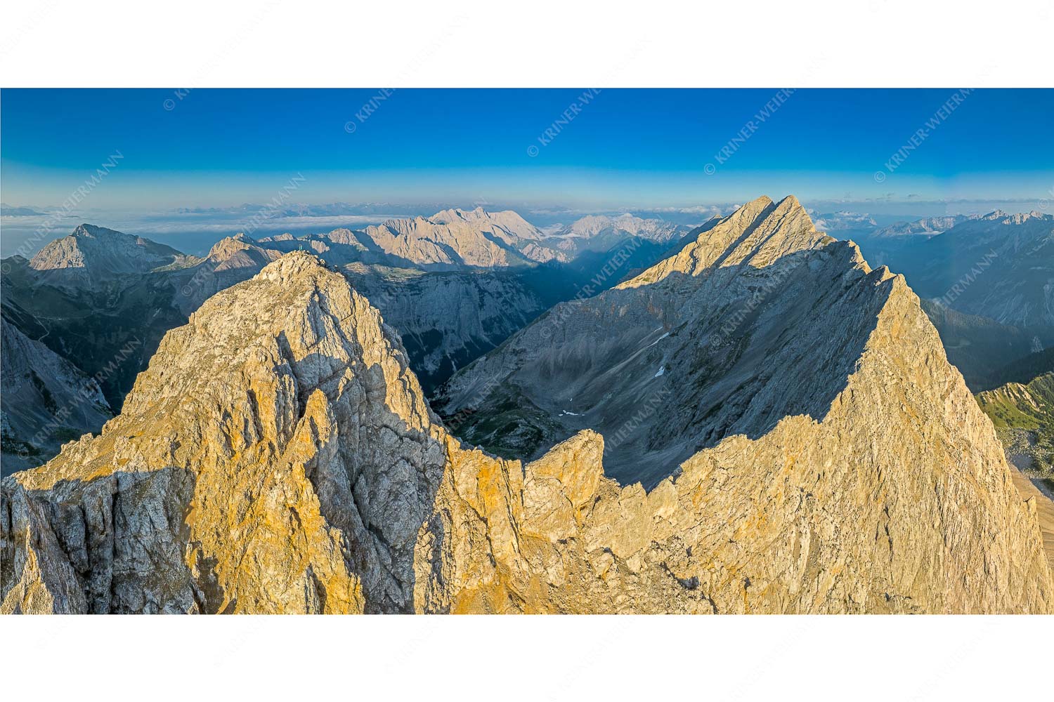 Der Mensch ist klein – Seitenverhältnis 2:1 — Kaskarspitze im Karwendel Bergsteiger auf dem Gipfel der Kaskarspitze blickt ins Karwendelgebirge