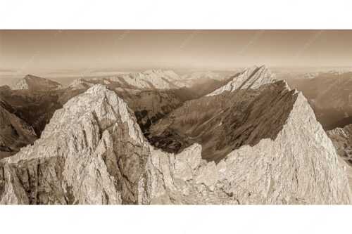 Bergsteiger auf dem Gipfel der Kaskarspitze blickt ins Karwendelgebirge - Der Mensch ist klein - Seitenverhältnis 2:1 - Kaskarspitze im Karwendel - weitere Infos unter https://www.kriner-weiermann.de