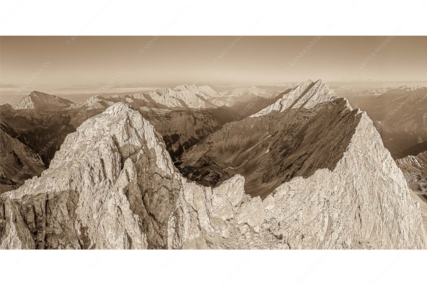 Der Mensch ist klein – Seitenverhältnis 2:1 — Kaskarspitze im Karwendel Bergsteiger auf dem Gipfel der Kaskarspitze blickt ins Karwendelgebirge