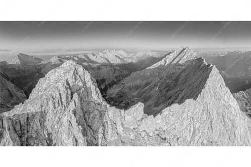 Bergsteiger auf dem Gipfel der Kaskarspitze blickt ins Karwendelgebirge - Der Mensch ist klein - Seitenverhältnis 2:1 - Kaskarspitze im Karwendel - weitere Infos unter https://www.kriner-weiermann.de