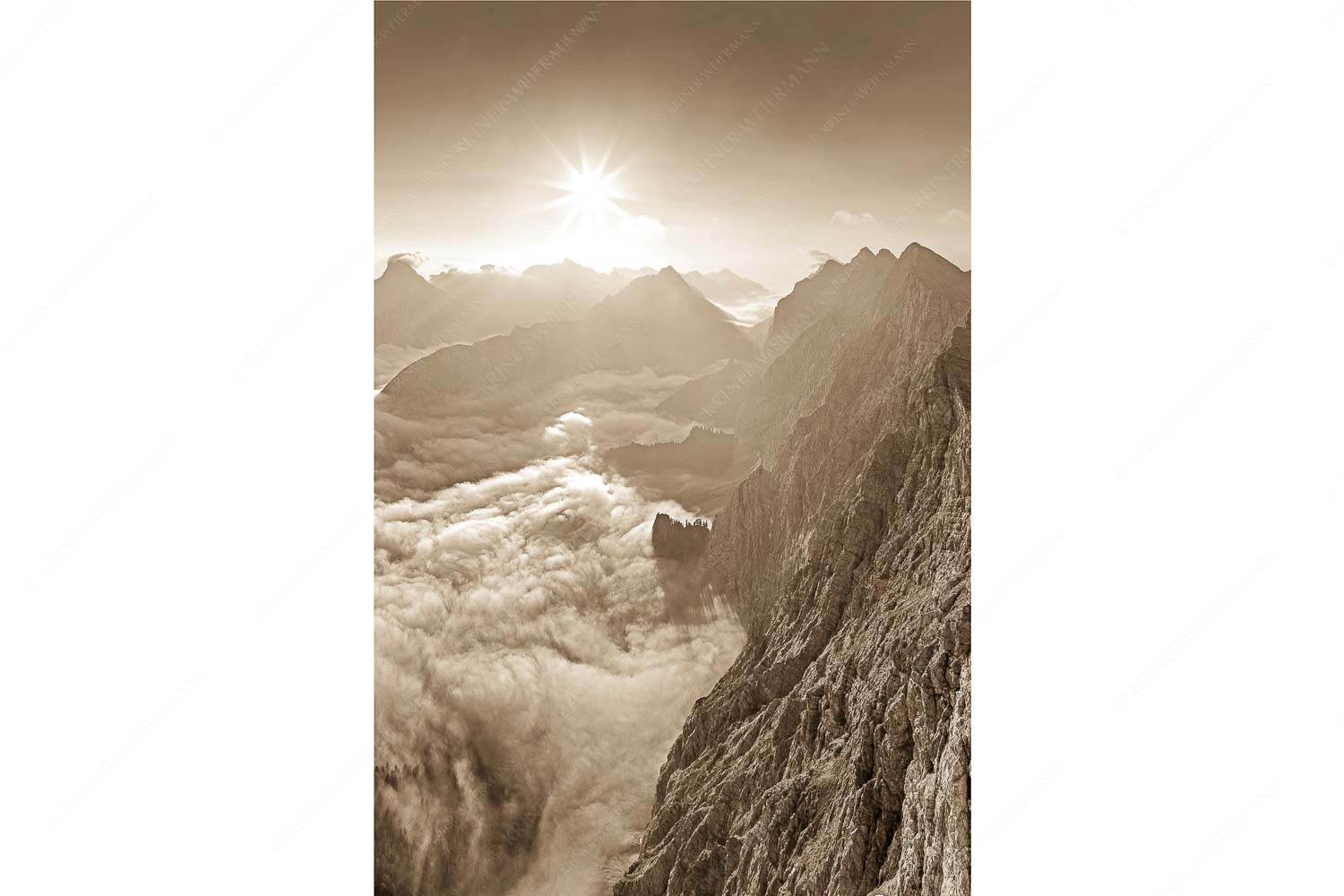 Der Mensch ist klein – Seitenverhältnis 2:3 — Kaskarspitze im Karwendel Bergsteiger auf dem Gipfel der Kaskarspitze blickt ins Karwendelgebirge