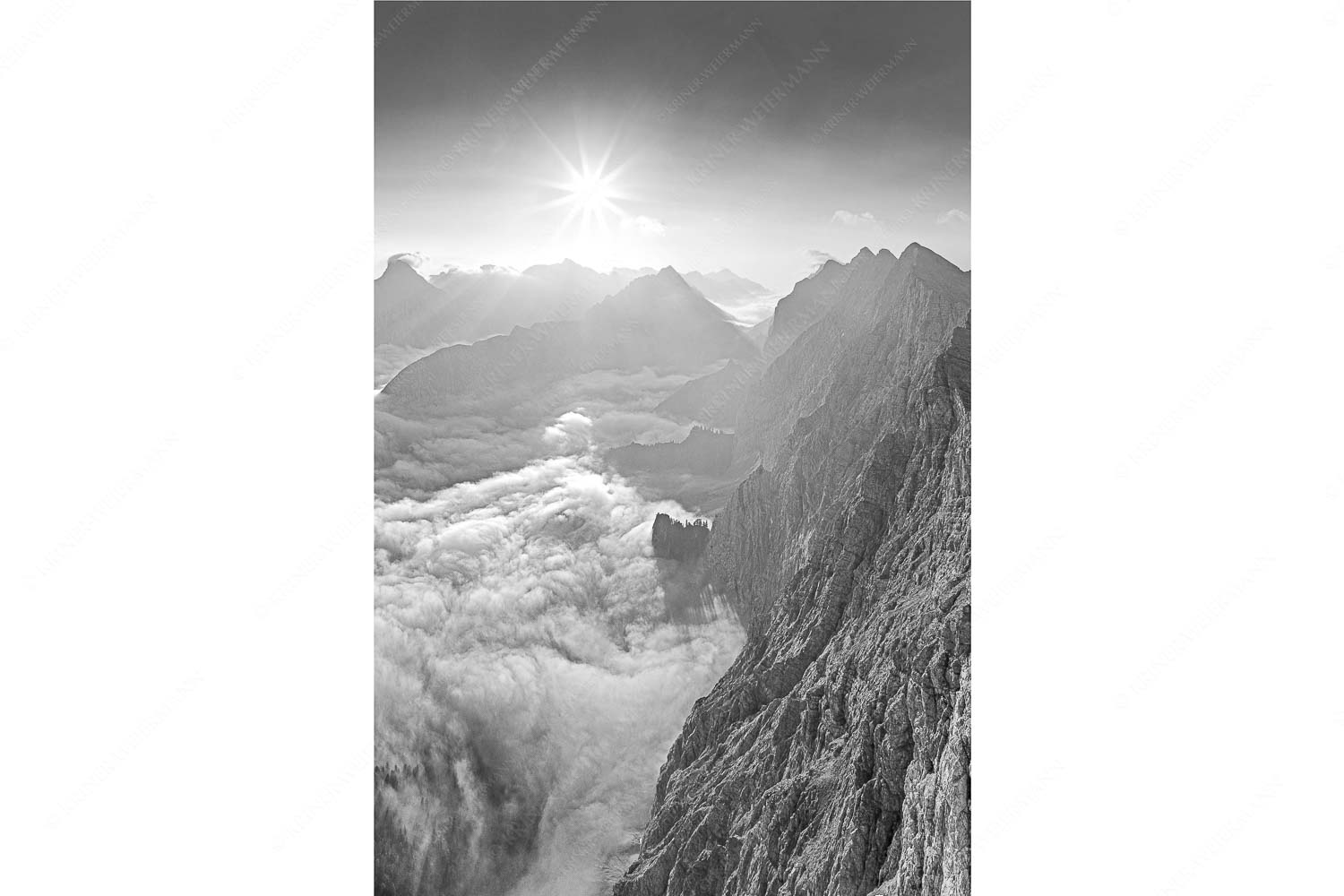 Der Mensch ist klein – Seitenverhältnis 2:3 — Kaskarspitze im Karwendel Bergsteiger auf dem Gipfel der Kaskarspitze blickt ins Karwendelgebirge