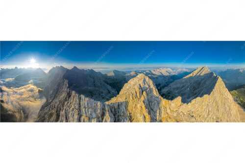 Bergsteiger auf dem Gipfel der Kaskarspitze blickt ins Karwendelgebirge - Der Mensch ist klein - Seitenverhältnis 3:1 - Kaskarspitze im Karwendel - weitere Infos unter https://www.kriner-weiermann.de