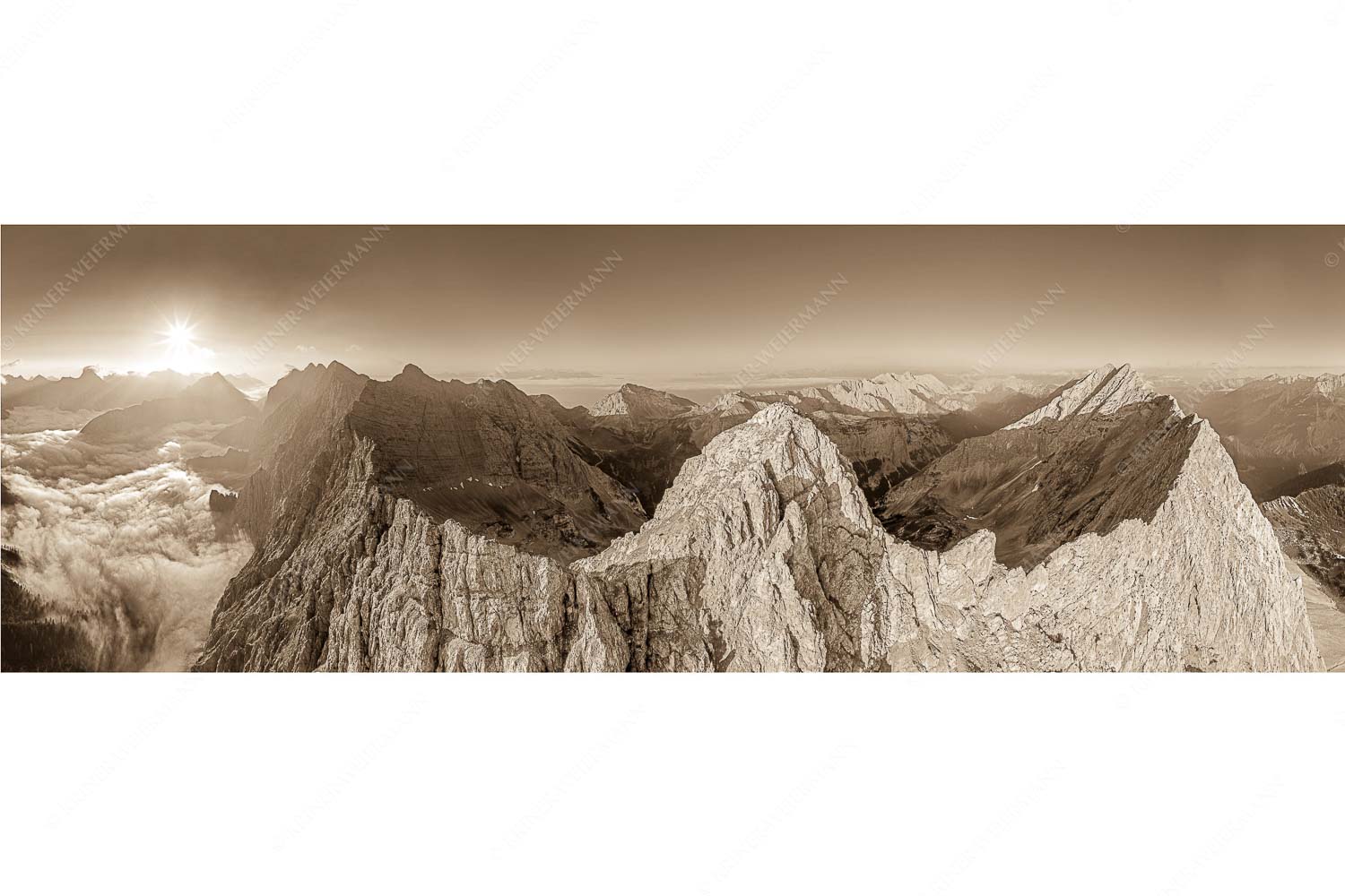 Der Mensch ist klein – Seitenverhältnis 3:1 — Kaskarspitze im Karwendel Bergsteiger auf dem Gipfel der Kaskarspitze blickt ins Karwendelgebirge