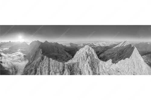 Bergsteiger auf dem Gipfel der Kaskarspitze blickt ins Karwendelgebirge - Der Mensch ist klein - Seitenverhältnis 3:1 - Kaskarspitze im Karwendel - weitere Infos unter https://www.kriner-weiermann.de