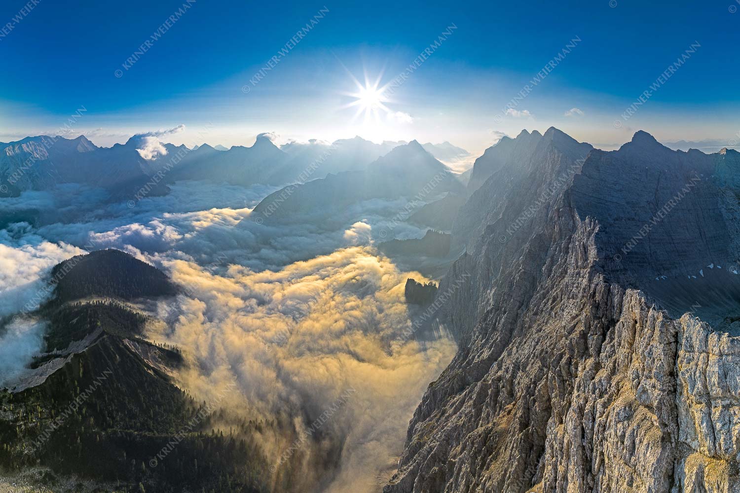 Der Mensch ist klein – Seitenverhältnis 3:2 — Kaskarspitze im Karwendel Bergsteiger auf dem Gipfel der Kaskarspitze blickt ins Karwendelgebirge