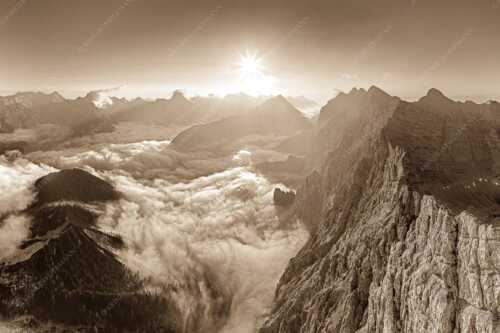 Bergsteiger auf dem Gipfel der Kaskarspitze blickt ins Karwendelgebirge - Der Mensch ist klein - Seitenverhältnis 3:2 - Kaskarspitze im Karwendel - weitere Infos unter https://www.kriner-weiermann.de