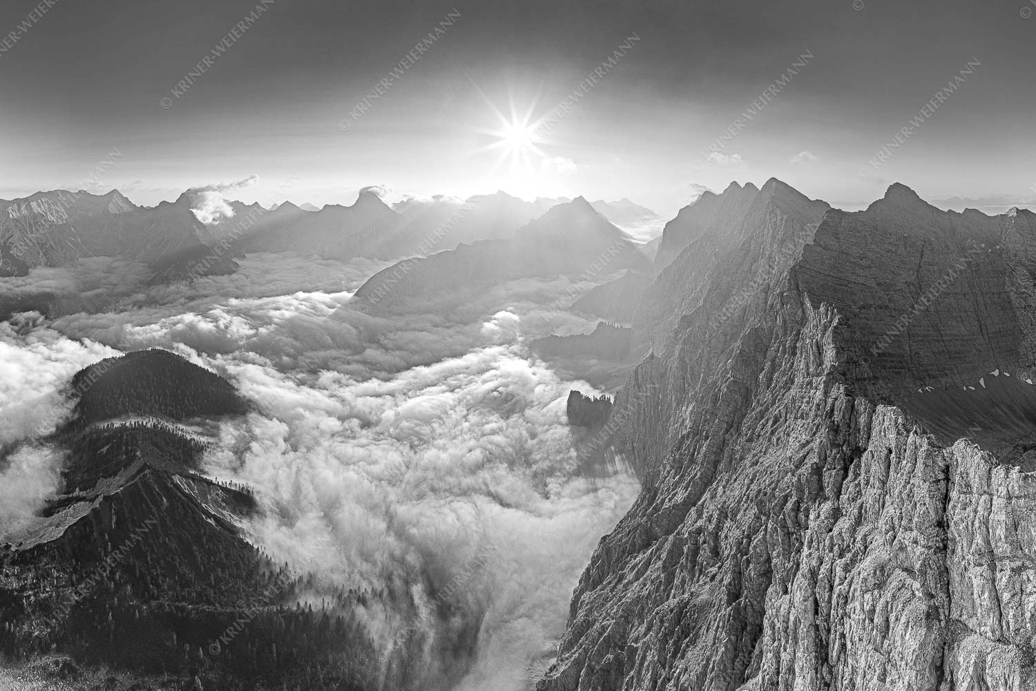Bergsteiger auf dem Gipfel der Kaskarspitze blickt ins Karwendelgebirge