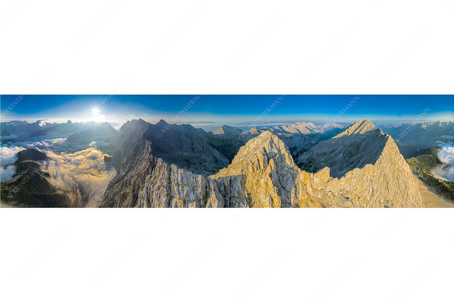 Bergsteiger auf dem Gipfel der Kaskarspitze blickt ins Karwendelgebirge