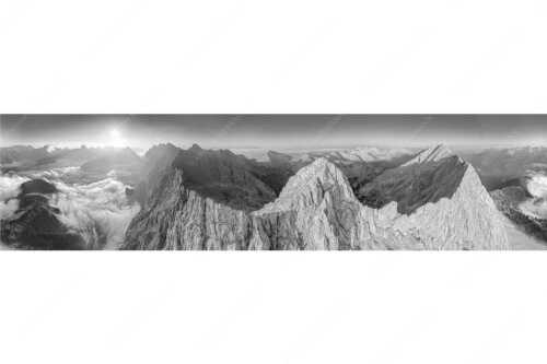 Bergsteiger auf dem Gipfel der Kaskarspitze blickt ins Karwendelgebirge - Der Mensch ist klein - Seitenverhältnis 4:1 - Kaskarspitze im Karwendel - weitere Infos unter https://www.kriner-weiermann.de