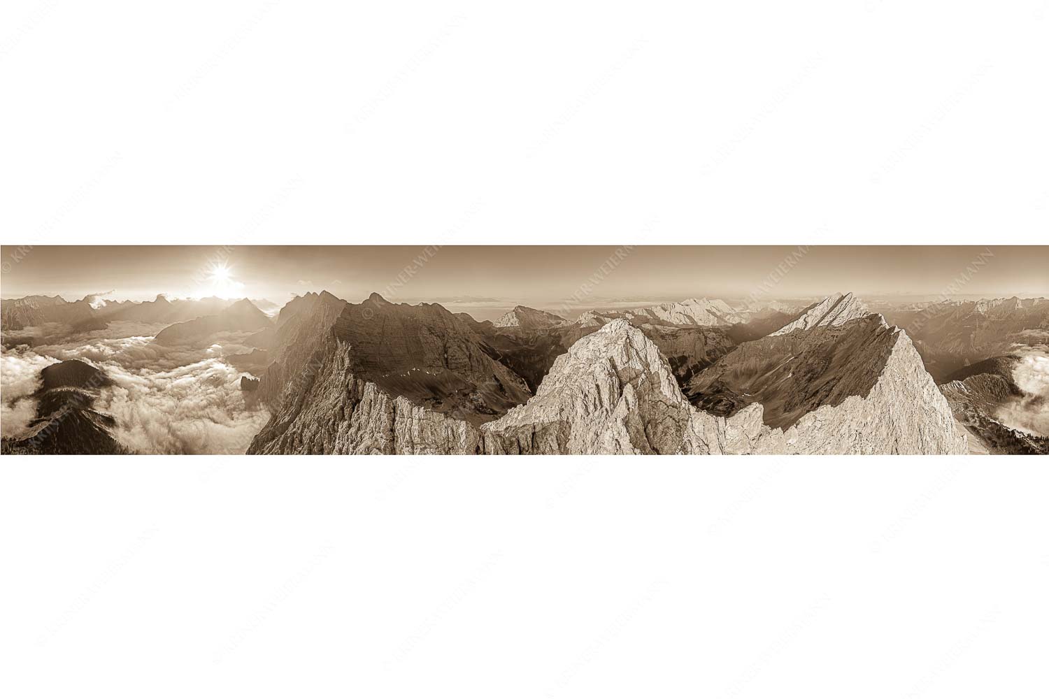 Der Mensch ist klein – Seitenverhältnis 5:1 — Kaskarspitze im Karwendel Bergsteiger auf dem Gipfel der Kaskarspitze blickt ins Karwendelgebirge