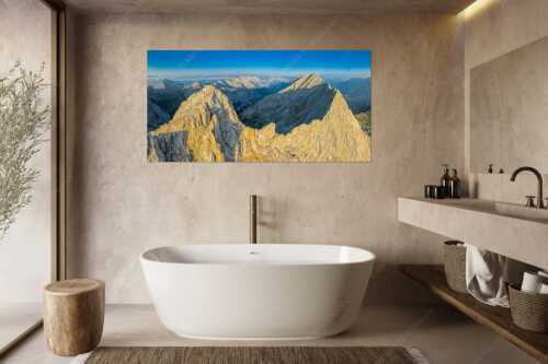 Bergsteiger auf dem Gipfel der Kaskarspitze blickt ins Karwendelgebirge - Der Mensch ist klein - Größe ca. 180x90cm, Seitenverhältnis 2:1 - Kaskarspitze im Karwendel - weitere Infos unter https://www.kriner-weiermann.de