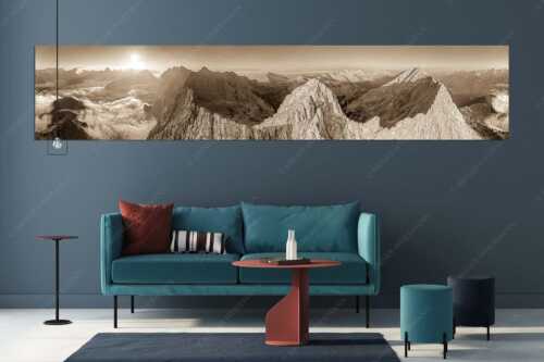Bergsteiger auf dem Gipfel der Kaskarspitze blickt ins Karwendelgebirge - Der Mensch ist klein - Größe ca. 350x70cm, Seitenverhältnis 5:1 - Kaskarspitze im Karwendel - weitere Infos unter https://www.kriner-weiermann.de