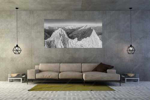 Bergsteiger auf dem Gipfel der Kaskarspitze blickt ins Karwendelgebirge - Der Mensch ist klein - Größe ca. 200x100cm, Seitenverhältnis 2:1 - Kaskarspitze im Karwendel - weitere Infos unter https://www.kriner-weiermann.de