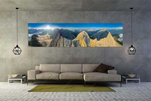 Bergsteiger auf dem Gipfel der Kaskarspitze blickt ins Karwendelgebirge - Der Mensch ist klein - Größe ca. 320x80cm, Seitenverhältnis 4:1 - Kaskarspitze im Karwendel - weitere Infos unter https://www.kriner-weiermann.de
