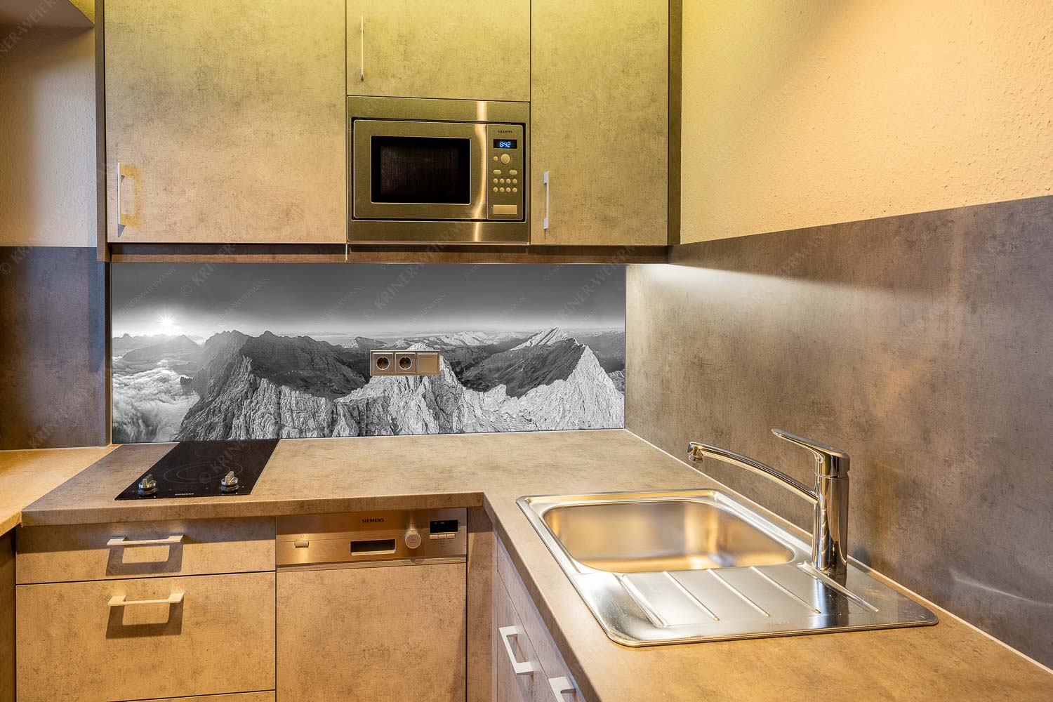 Bergsteiger auf dem Gipfel der Kaskarspitze blickt ins Karwendelgebirge - Der Mensch ist klein - Größe ca. 150x60cm, Seitenverhältnis 2,5:1 - Kaskarspitze im Karwendel - weitere Infos unter https://www.kriner-weiermann.de