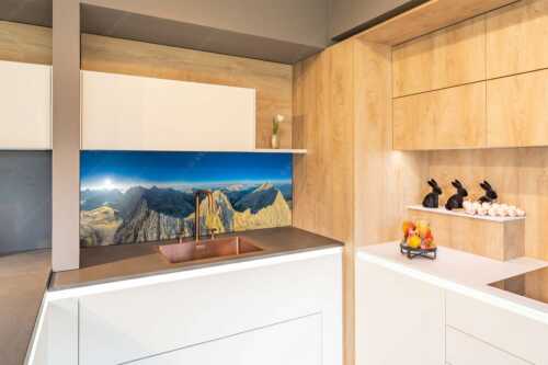 Bergsteiger auf dem Gipfel der Kaskarspitze blickt ins Karwendelgebirge - Der Mensch ist klein - Größe ca. 150x60cm, Seitenverhältnis 2,5:1 - Kaskarspitze im Karwendel - weitere Infos unter https://www.kriner-weiermann.de