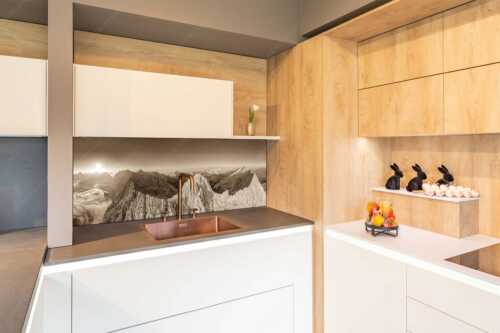 Bergsteiger auf dem Gipfel der Kaskarspitze blickt ins Karwendelgebirge - Der Mensch ist klein - Größe ca. 150x60cm, Seitenverhältnis 2,5:1 - Kaskarspitze im Karwendel - weitere Infos unter https://www.kriner-weiermann.de